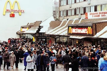 Ресторан быстрого обслуживания Макдоналдс на улице Маршала Катукова 